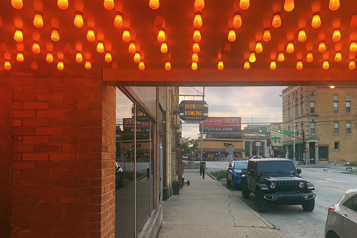 dmarieolsen's tweet photo. ever colorful
even on quiet weeknights
still, yet still alive
#indyhaiku #lifeinindy #loveindy https://t.co/mfD3WTaLEl