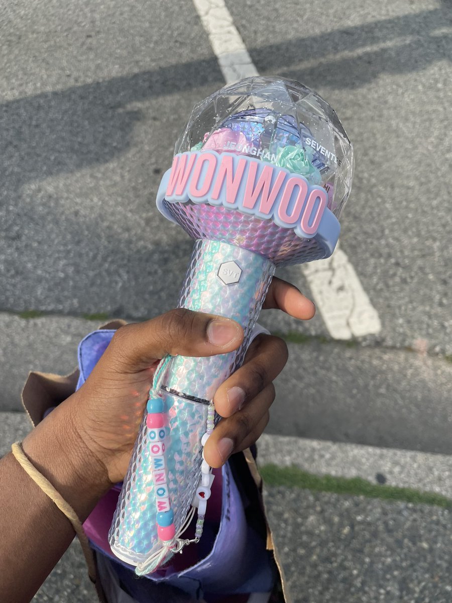 Annieselormey's tweet photo. Hey carats 👋🏾 I have freebies come say hi to my best friend and I @sanhasdaizy One per carat and members are random if running low! #SEVENTEEN #SeventeenVancouver https://t.co/15FEeg3jlo