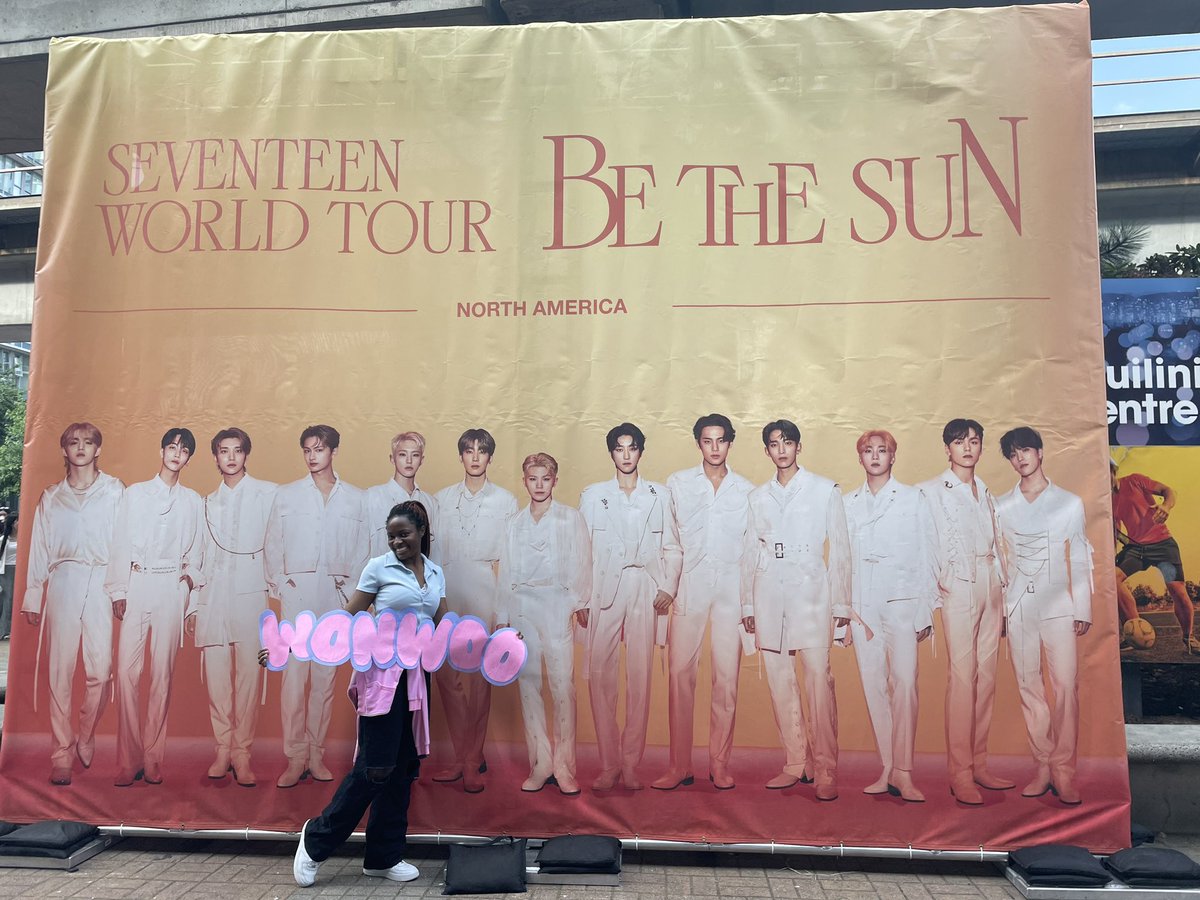 Annieselormey's tweet photo. Hey carats 👋🏾 I have freebies come say hi to my best friend and I @sanhasdaizy One per carat and members are random if running low! #SEVENTEEN #SeventeenVancouver https://t.co/15FEeg3jlo