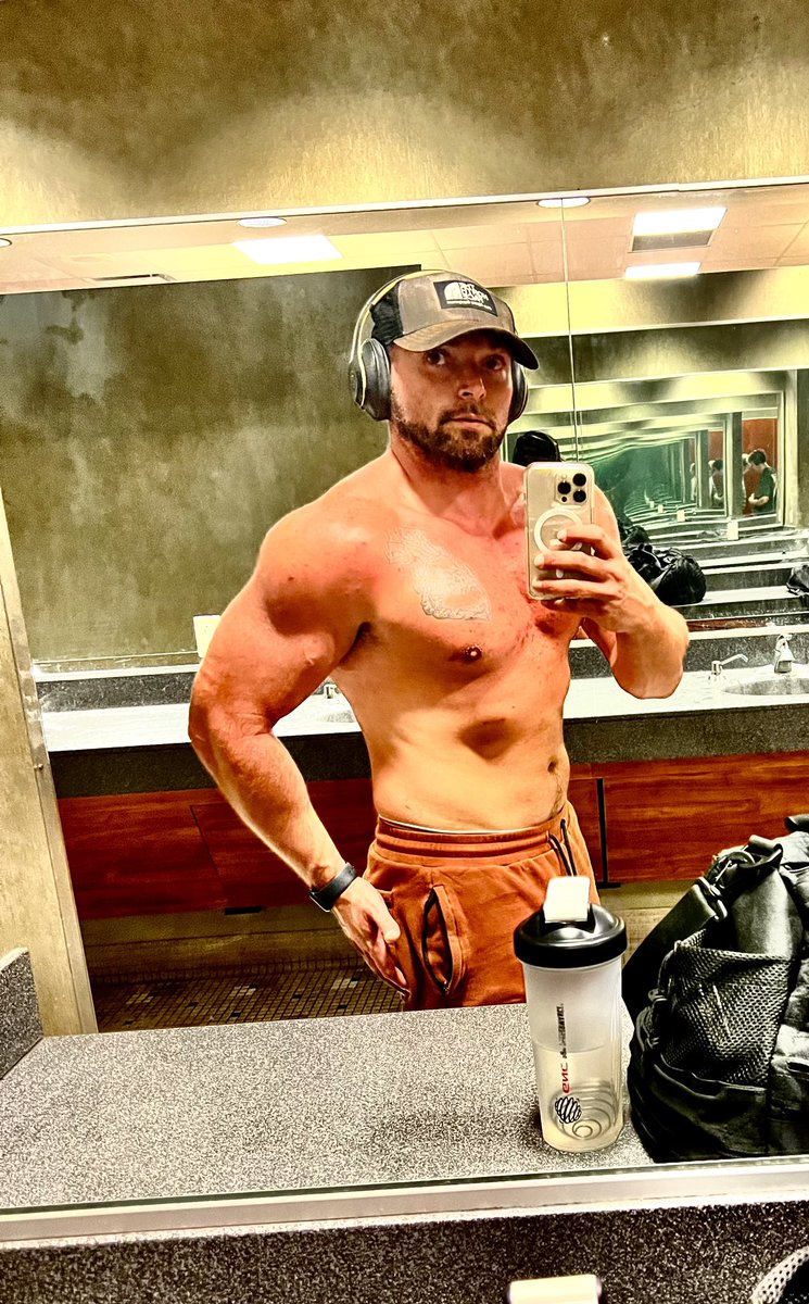 Don’t compare yourself to someone else’s highlights. Make your own. 💪🏼