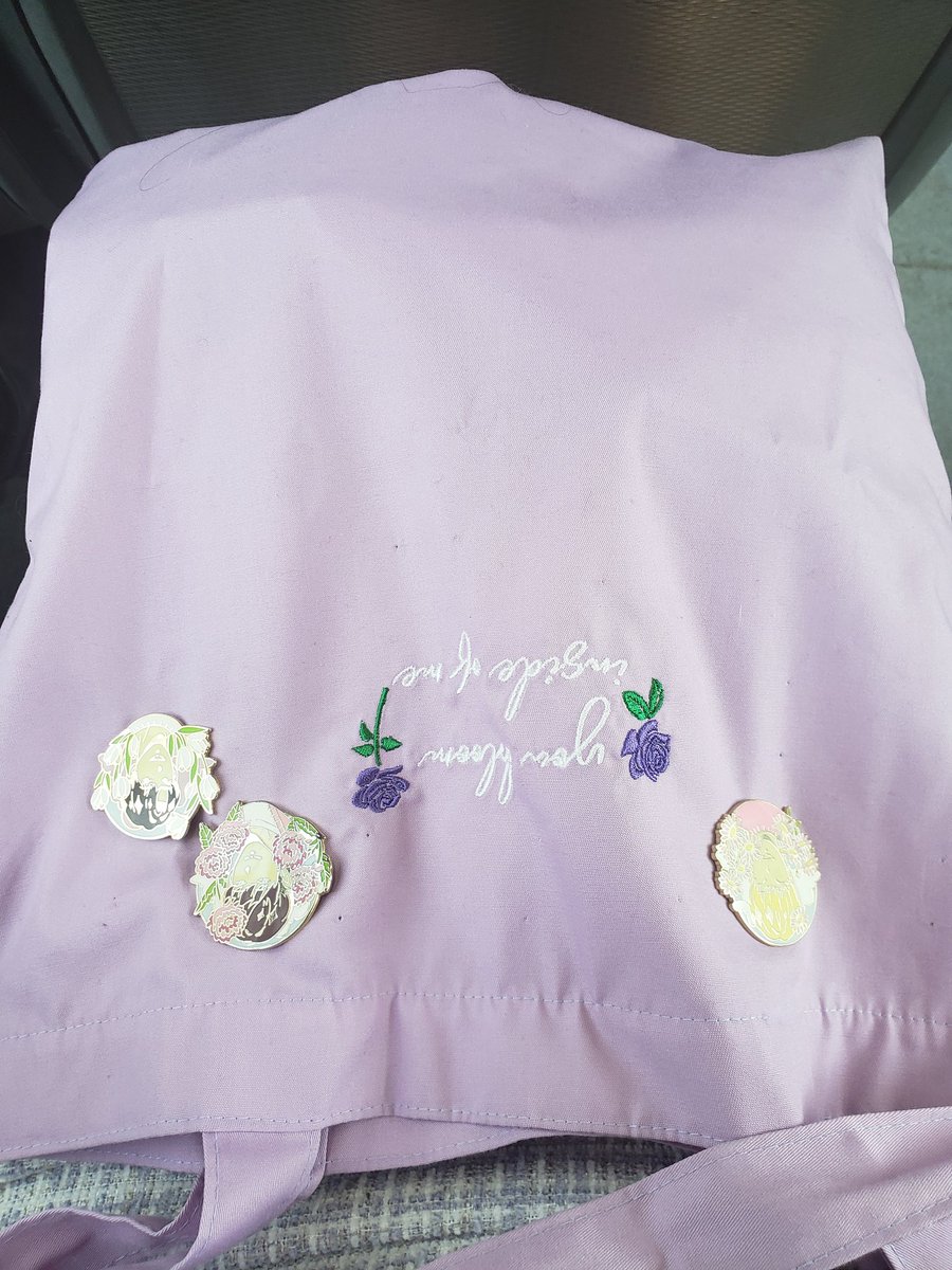 nevuru's tweet photo. I'm currently in line for merch but if you see someone wearing all blue and a purple tote try to ask me!

#SEVENTEENinVancouver https://t.co/ibveM54Jff