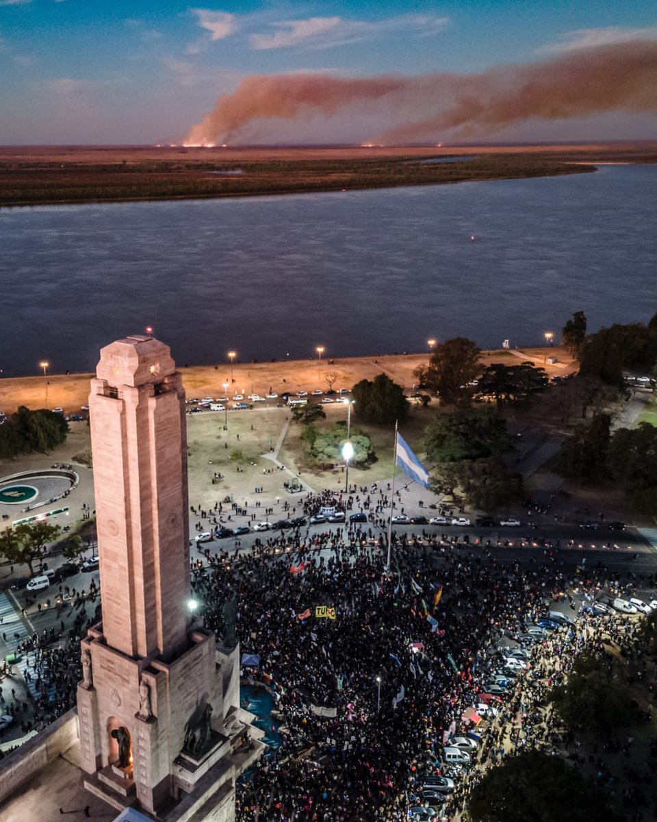 pia_dmn's tweet photo. Desconozco quien sacó la foto, pero que increíble que estemos reclamando porfi que dejen de quemar las islas frente a Rosario mientras LAS QUEMAN https://t.co/aQhyWRl9jp