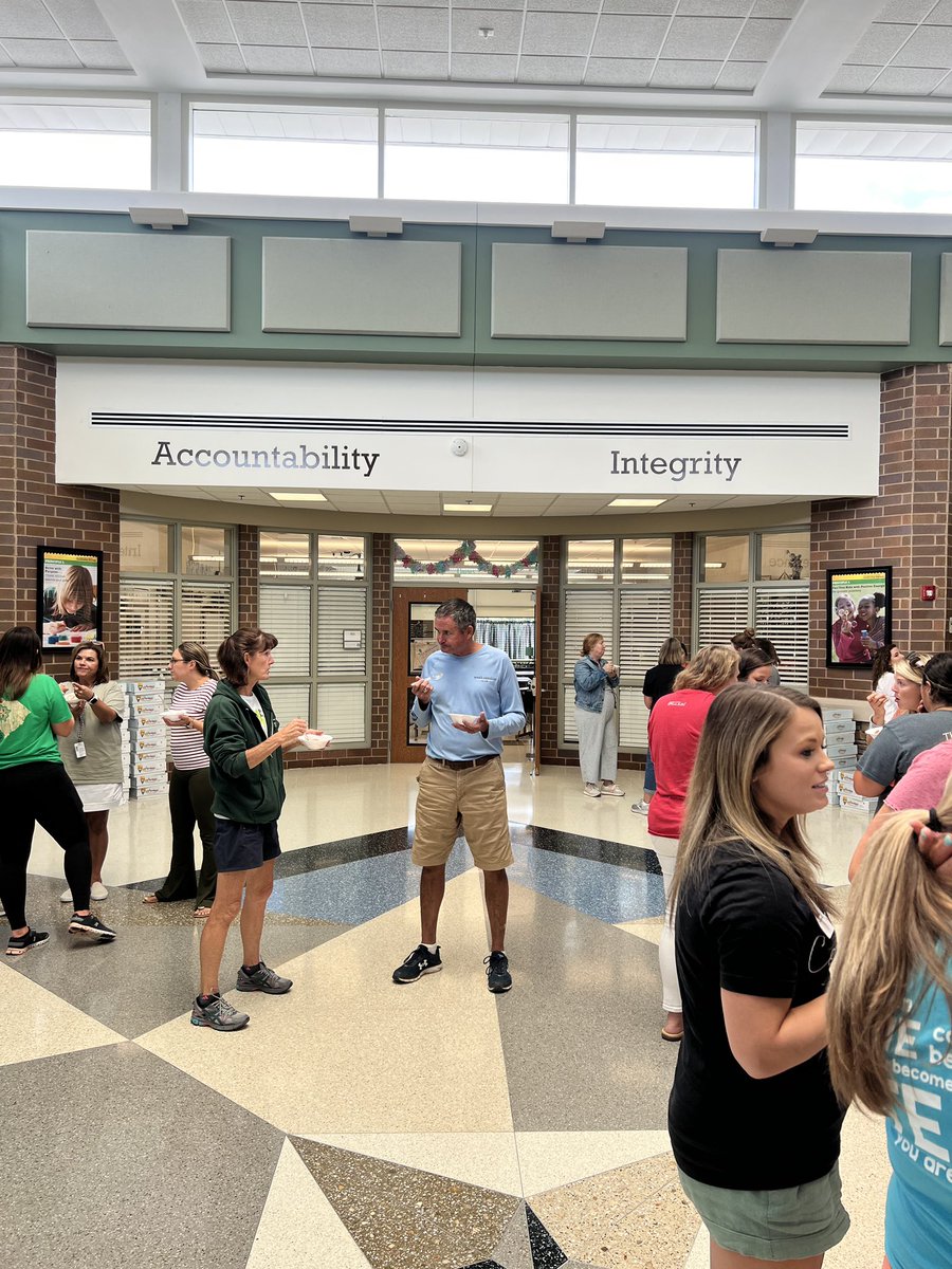 KristenSmalley1's tweet photo. Ice Cream Social for our amazing staff!! 💚🤎#oneRCE #weloveourstaff https://t.co/VurXtaGCxL