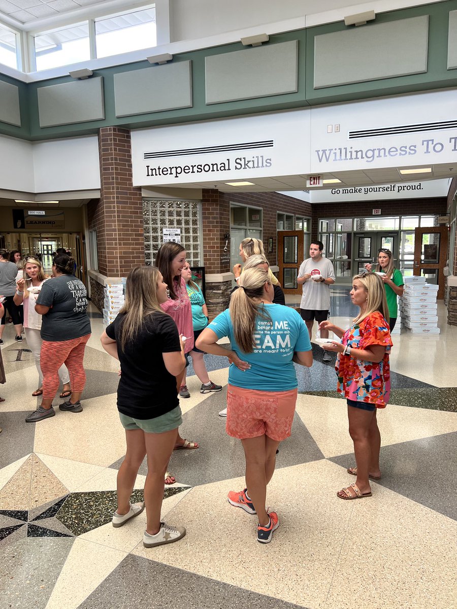 KristenSmalley1's tweet photo. Ice Cream Social for our amazing staff!! 💚🤎#oneRCE #weloveourstaff https://t.co/VurXtaGCxL