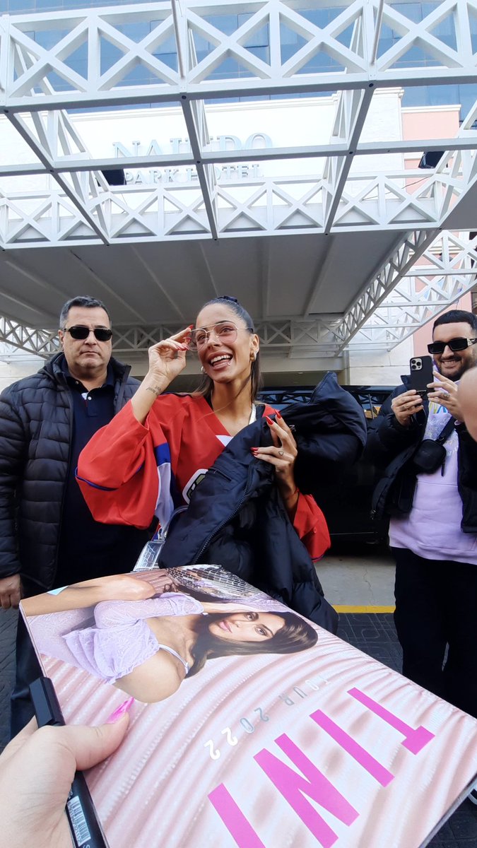 hottiemrtina's tweet photo. soy ani, tengo 21 y tini representa para mi un modelo a seguir en todo lo que hace, desde lo maravillosa y dedicada que es en su trabajo hasta el corazón tan puro que tiene a pesar de todo, es mi personita favorita en todo el mundo❤️‍🩹🥺 #selfiefortini https://t.co/ewWn0DLNJM