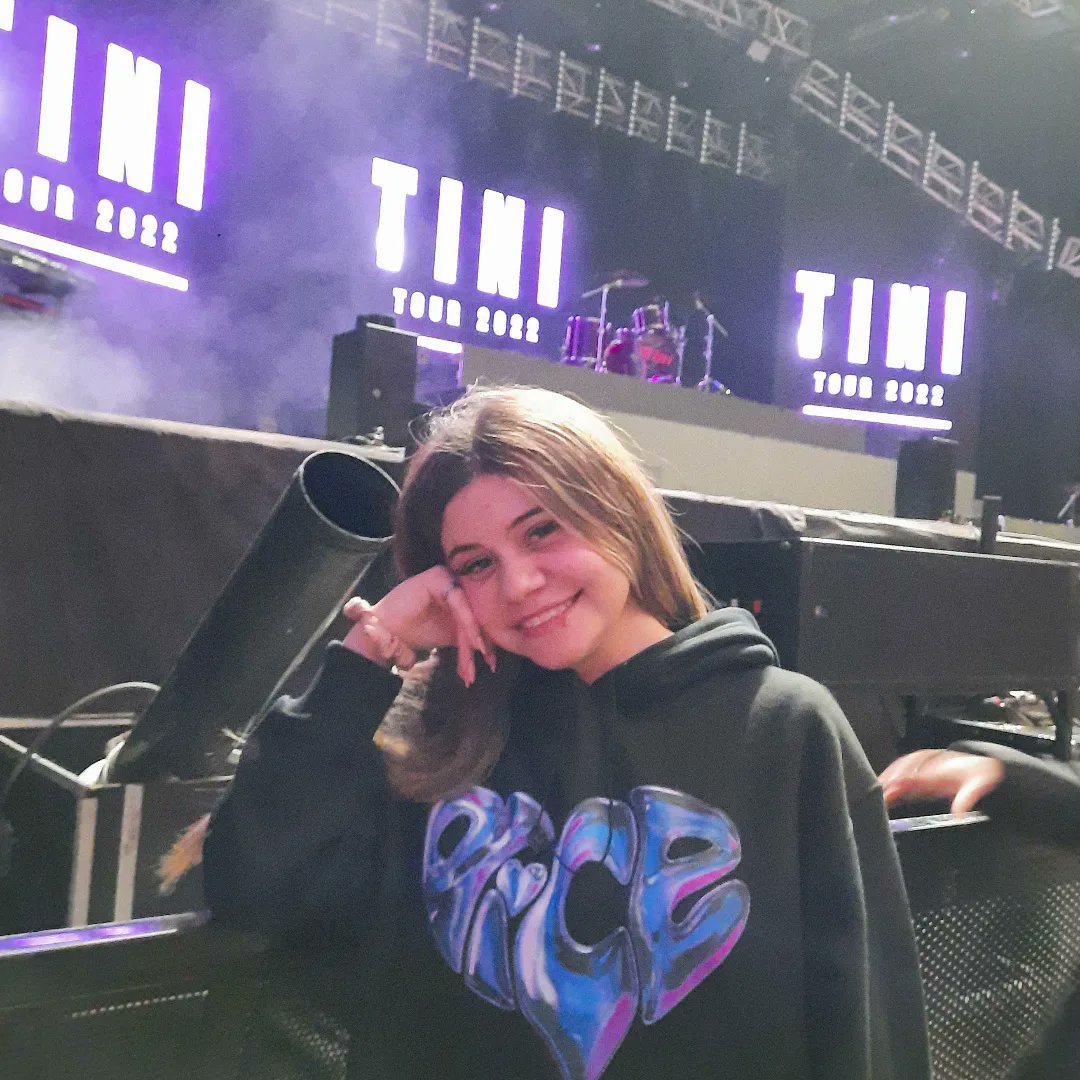 hottiemrtina's tweet photo. soy ani, tengo 21 y tini representa para mi un modelo a seguir en todo lo que hace, desde lo maravillosa y dedicada que es en su trabajo hasta el corazón tan puro que tiene a pesar de todo, es mi personita favorita en todo el mundo❤️‍🩹🥺 #selfiefortini https://t.co/ewWn0DLNJM