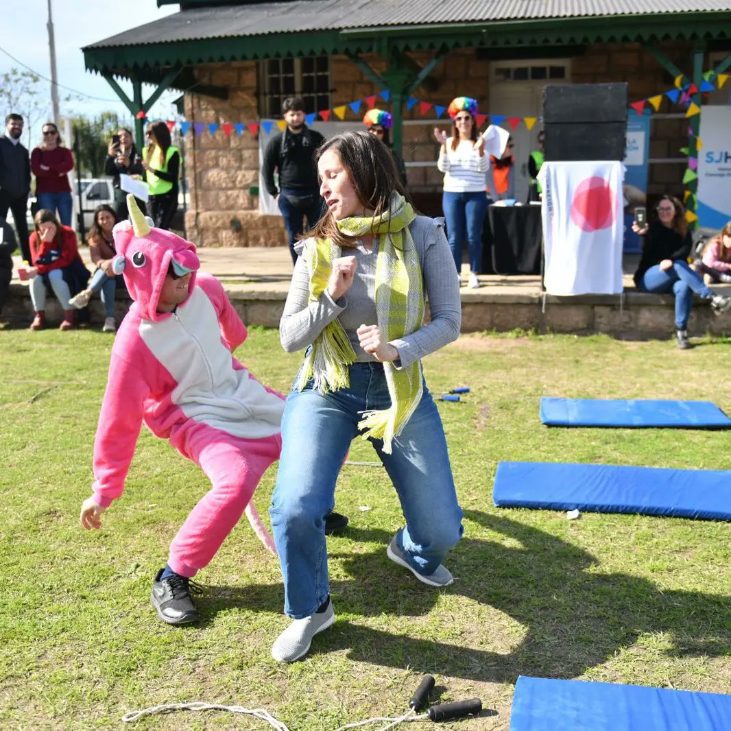 marisafo88's tweet photo. Tengo fotos así con un montón de mascotas del #EsTuParty. Me duele la rodilla. Recuerdo ahora que duplico en edad a estos seres... ¡ah pero feliz! ☺❤✌🏻 #SarnaConGustoNoPica https://t.co/C3FkjHDJ74