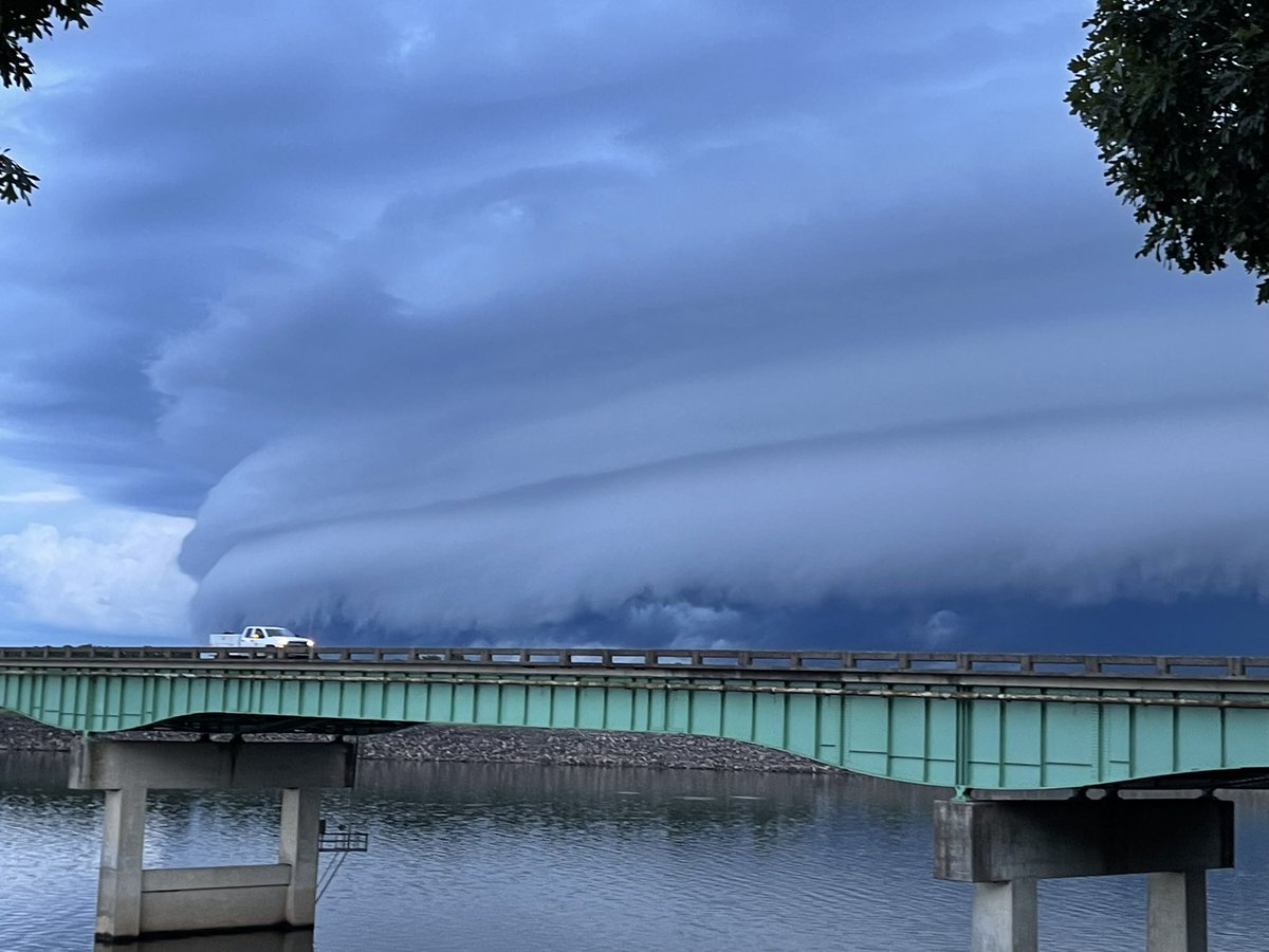 MeshellLeigh's tweet photo. Big shelf cloud in Leesburg at Decks and Docks @spann https://t.co/QWcFrnCu6d