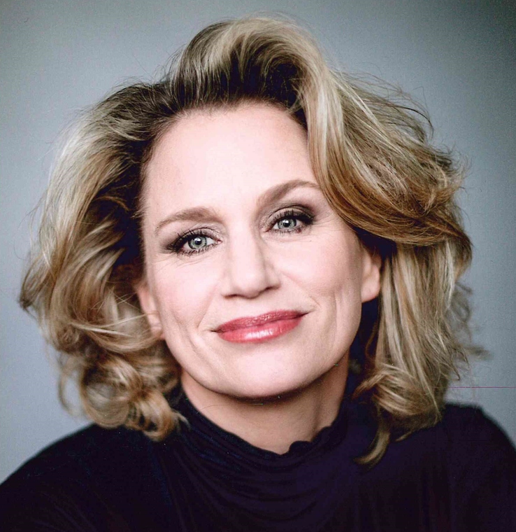 𝐂𝐚𝐝𝐲 𝐇𝐮𝐟𝐟𝐦𝐚𝐧 plays "Helen Hubbard" in the Cape Playhouse <a href="/CapePlayhouse/">CapePlayhouse</a> production of 𝘔𝘶𝘳𝘥𝘦𝘳 𝘰𝘯 𝘵𝘩𝘦 𝘖𝘳𝘪𝘦𝘯𝘵 𝘌𝘹𝘱𝘳𝘦𝘴𝘴 (August 17-27).  <a href="/CadyHuffman/">Cady Huffman</a>
For tickets, please go here ci.ovationtix.com/34576/producti…