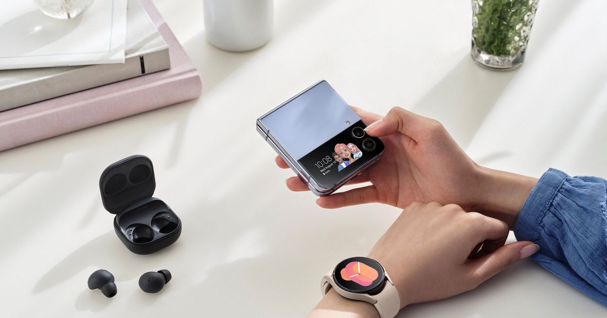 ReutersTech's tweet photo. Samsung unveils new foldable smartphones, seeking keep lead in growing market https://t.co/COxxmz6HyK https://t.co/6dZDHAOPuW