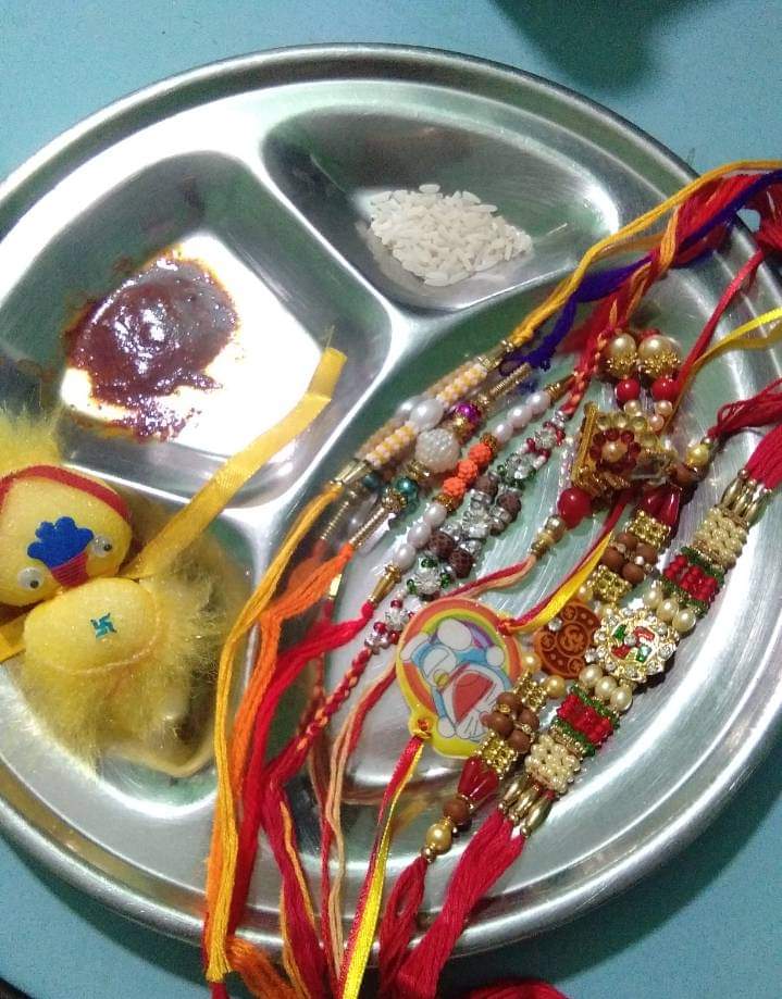 हैप्पी रक्षा बंधन
पिता के बाद सबसे सुरक्षित हाथ 
मां के बाद सबसे सुहाना आंचल 
एक सच्चा दोस्त 
भाई ♥️

#हैप्पी_रक्षाबंधन 
#रक्षाबंधन_की_हार्दिक_शुभकामनायें 
रूही ♥️