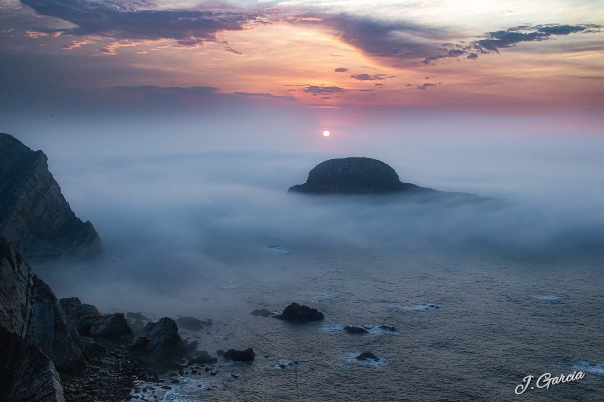 tramoxago's tweet photo. @eltiempotpa  Así nos despedía el sol en la tarde de ayer. Paisaje desde el mirador de Vidrias, con vistas a la isla de La Deva https://t.co/sNeEGbPgXK