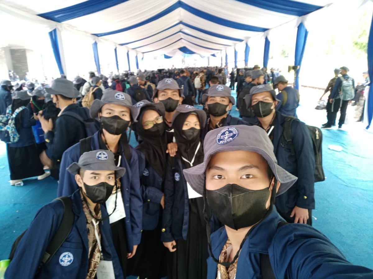 leavebeforeulov's tweet photo. Karena gabisa ngeliat ke panggung, di belakang kita foto2 aja ygy😃☝️
#VOKASIIMPACT #VOKASIJUARA #TheGlimpeStoryofGatamalaAgrinawa #MPKMB59SVIPB #IPBDIGDAYA https://t.co/iqDgPL1dn0