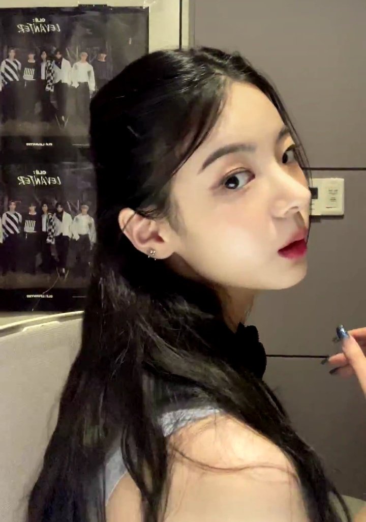 no thoughts, only Lia's black hair supremacy