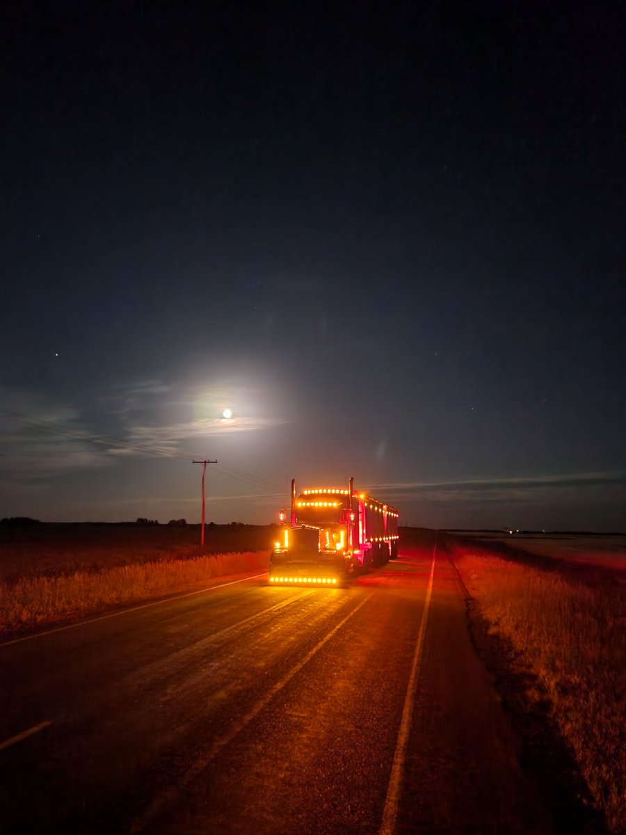 james_dyok's tweet image. Great night to be hauling with @Titanthinwall trailers with the full moon shining bright👌
@Ocean_Trailer
#kenworthmotorco
#titantrailers
#brightlights
#thankafarmerforyoufood