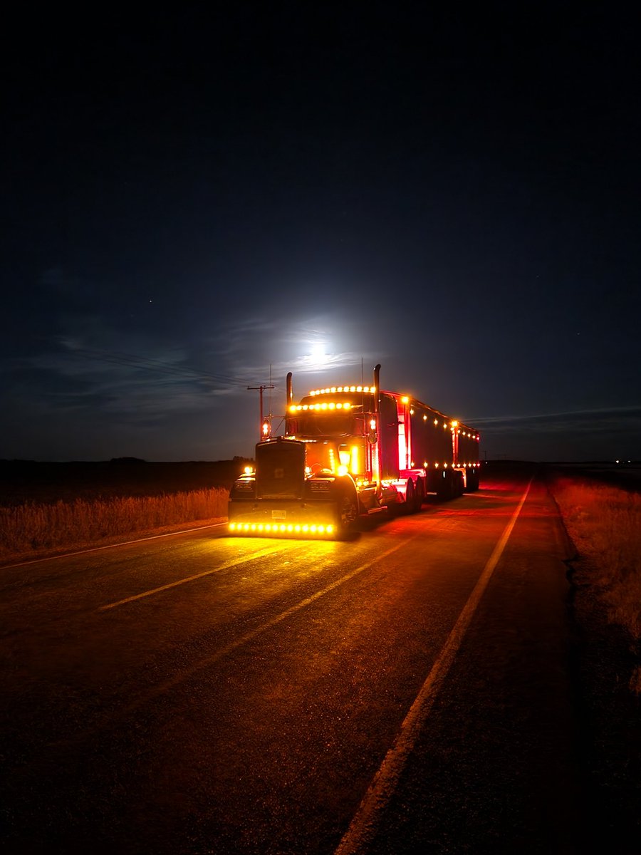 james_dyok's tweet image. Great night to be hauling with @Titanthinwall trailers with the full moon shining bright👌
@Ocean_Trailer
#kenworthmotorco
#titantrailers
#brightlights
#thankafarmerforyoufood