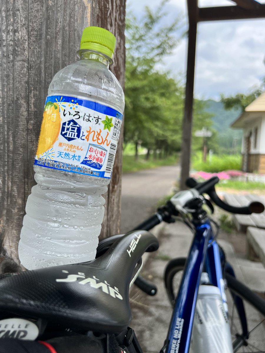 mashiko1970's tweet photo. あっちぇでよー💦
(訳:暑いよー)
#ロングライド
#ロードバイク
#水分補給
#自転車
#チャリンコ
#サイクリング
#ブリヂストン
#アンカー
#rl6 https://t.co/Ca0BYtIpoW