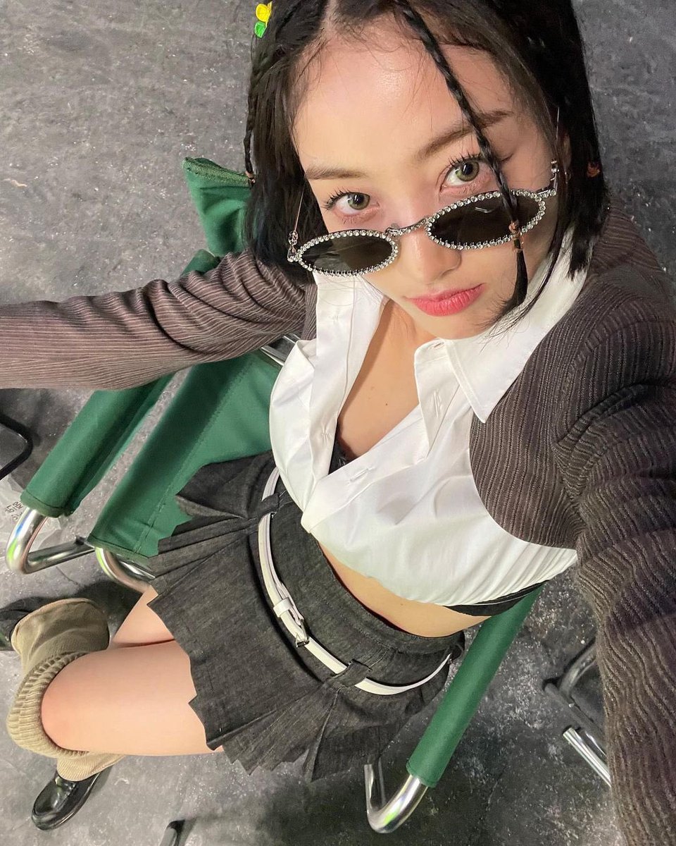 imnayeonarchive's tweet photo. I KNOW THIS IS A NAYEON ACCOUNT BUT OMG LOOK AT HER https://t.co/X8mOpvd1yu