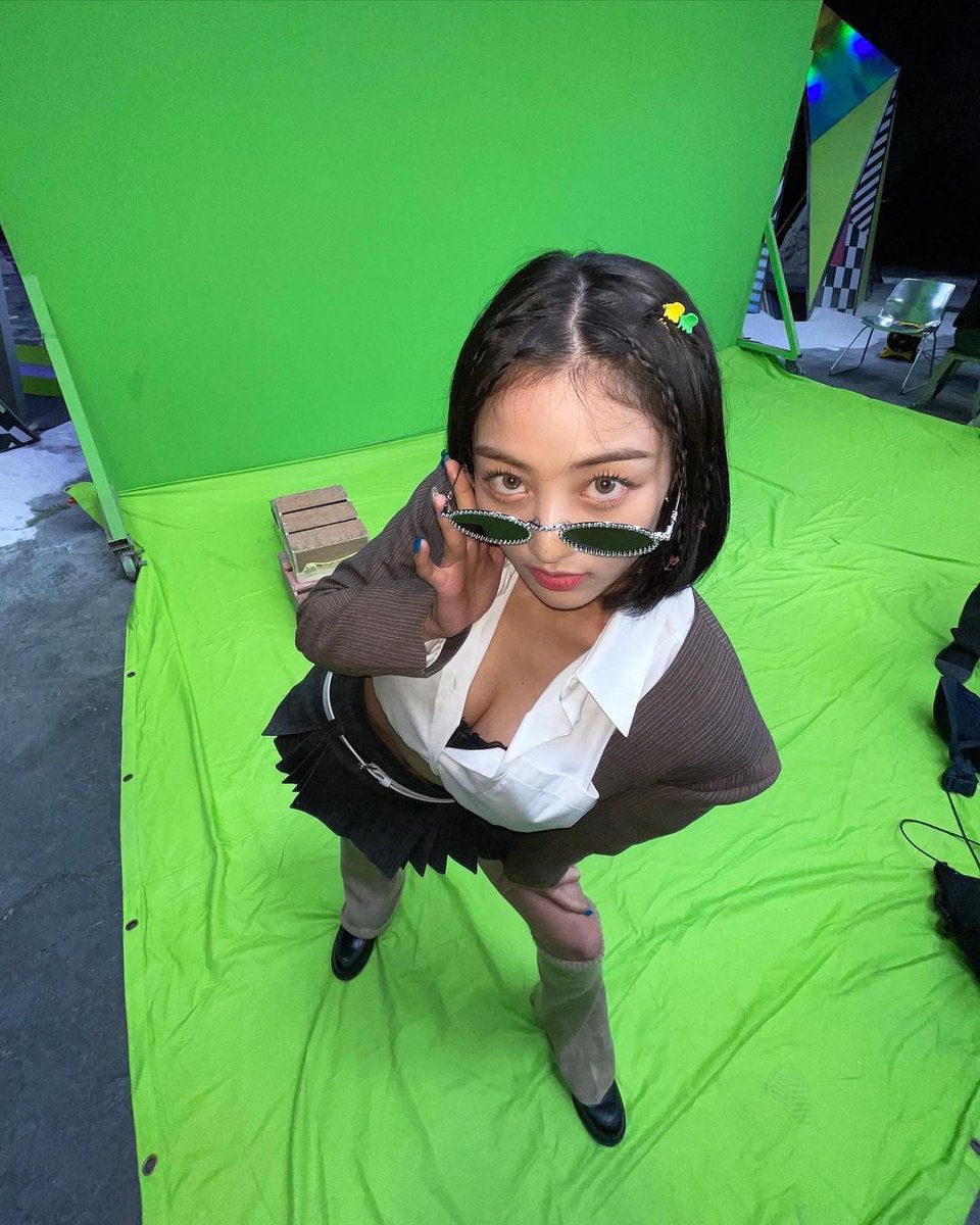imnayeonarchive's tweet photo. I KNOW THIS IS A NAYEON ACCOUNT BUT OMG LOOK AT HER https://t.co/X8mOpvd1yu