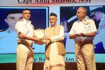 Maharashtra governor gave awards to navy officers - Asiana Times