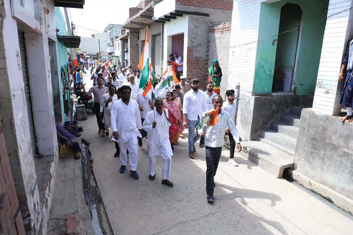 VikramsAligarh's tweet photo. दिनांक 10/08/22 को जनपद अलीगढ़ में स्वतंत्रता दिवस की 75 वीं वर्षगाँठ पर आजादी की गौरव यात्रा निकाले जाने के क्रम में अलीगढ़ लोकसभा क्षेत्र में सम्मिलित चंडौस, गभाना, बरौली व अमरौली में आयोजित पद यात्रा में सभी नेतागणों के साथ प्रतिभाग किया। @INCIndia 
#AligarhSankalpSeSamriddhi https://t.co/pHyS3ZR9zZ
