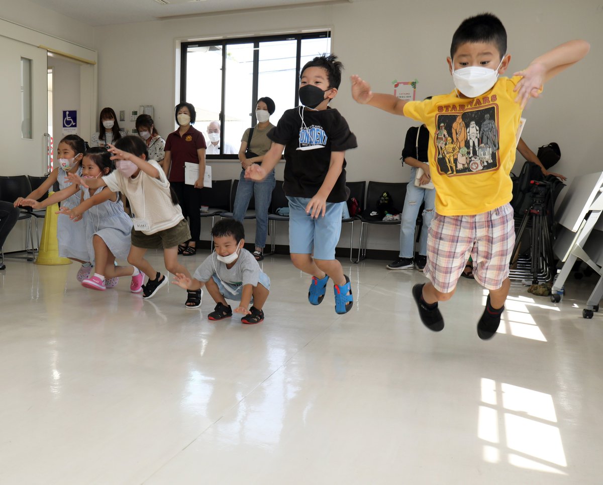 USAGJapan's tweet photo. A group of Soldiers assigned to 35th Combat Sustainment Support Battalion put smiles on the faces of Japanese students hoping to sharpen their English skills.

Read more about yesterday's outreach event below ⬇️

https://t.co/yAR7PHYM6o https://t.co/WN7IGOqTZl