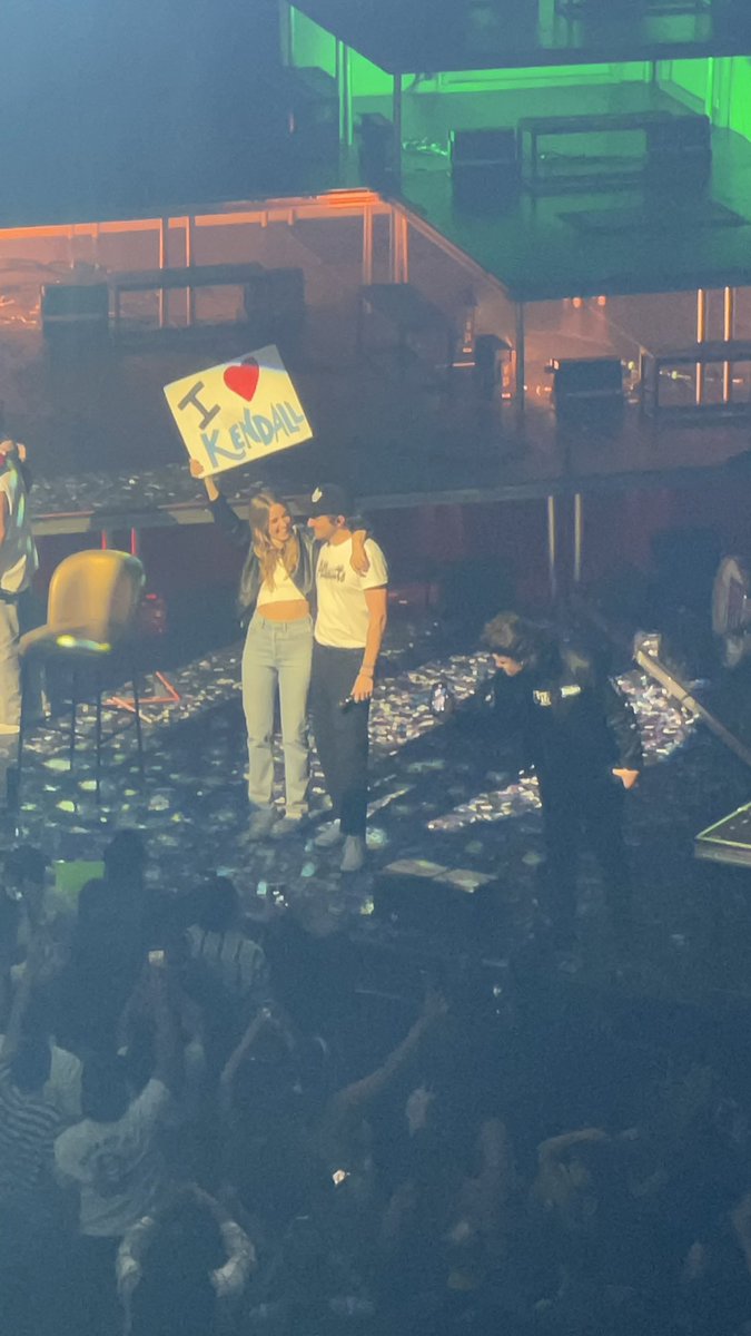 fad3in2u's tweet photo. AINT NO WAY KENDALL BROUGHT OUT JO AT THE BIG TIME RUSH LA CONCERT FOR WORLDWIDE MY SOUL LEFT MY BODY BRUH https://t.co/pfiEQ5L7rf