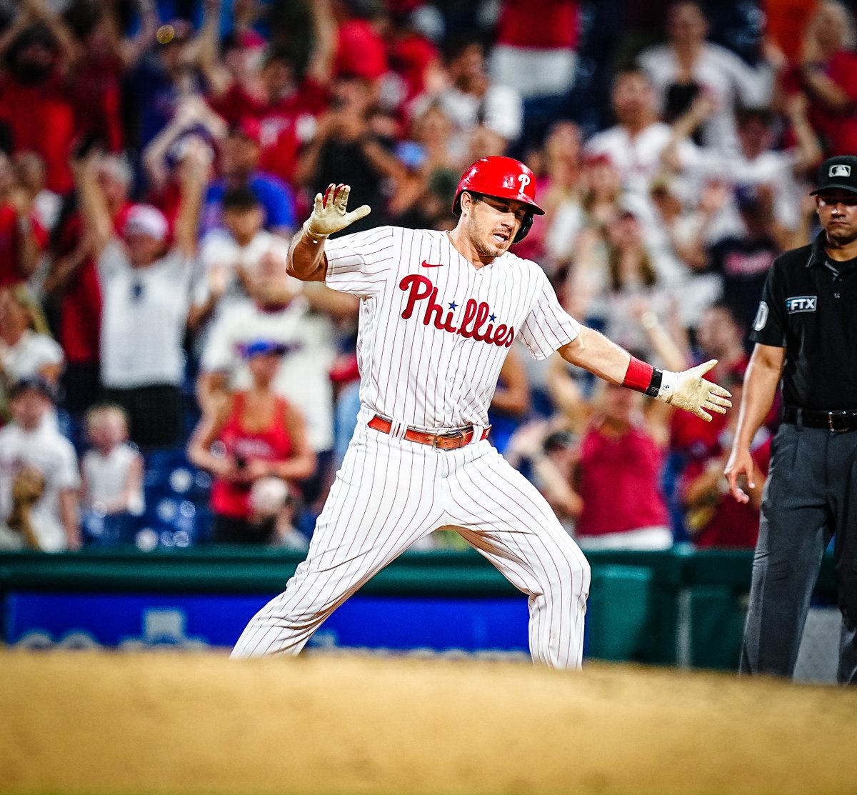 Phillies's tweet photo. WE'RE TALKING ABOUT THE FIGHTINS'

#RingTheBell https://t.co/nKaJVE4Uk0