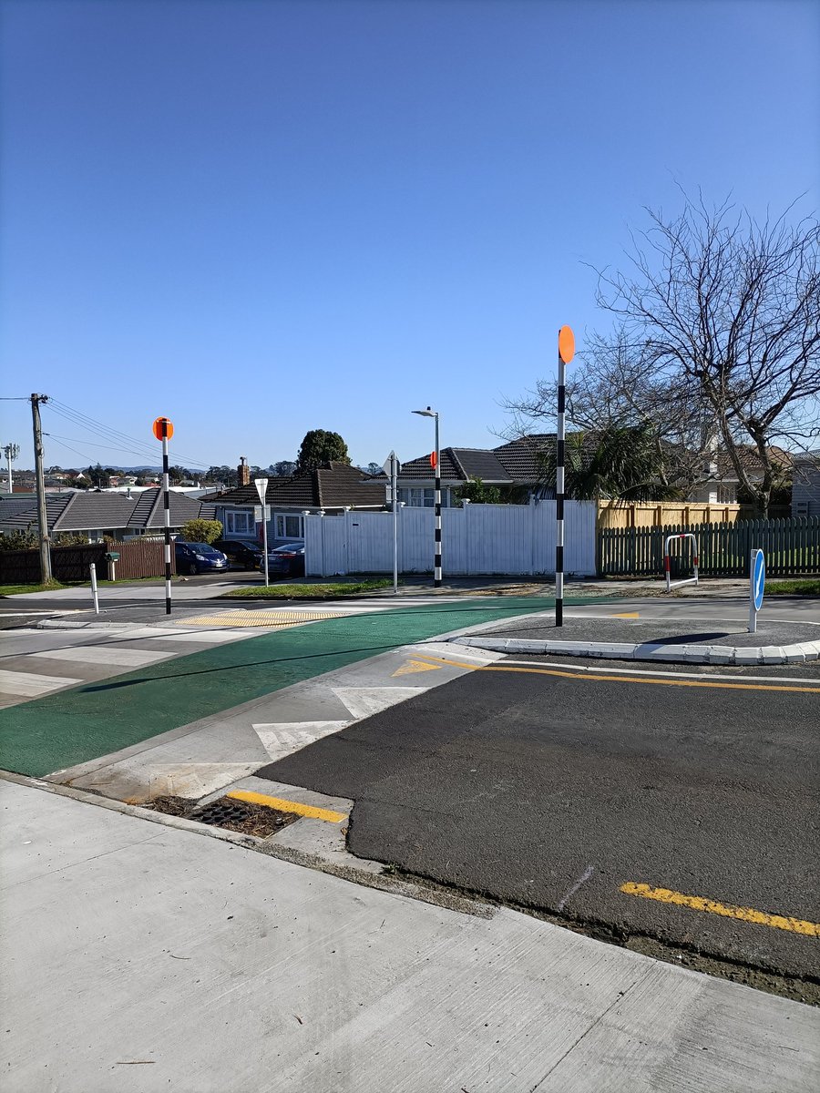 JonTurnerNZ's tweet photo. Quick lunch mission with @bobbythekiwi to check the latest addition to the Puketāpapa Greenway Network! Links up the path outside Roskill Grammar to Hillsborough Road - awaiting a crossing to get to Monte Cecilia. Needs better signage, but a v nice ride! Thanks @AklTransport https://t.co/zFpiU6TBQT