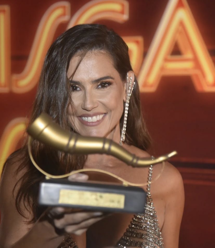 A nossa gata <a href="/dedesecco/">Deborah Secco</a> está agora na festa de lançamento da série #RensgaHits! 😍❤️ #DeborahSecco