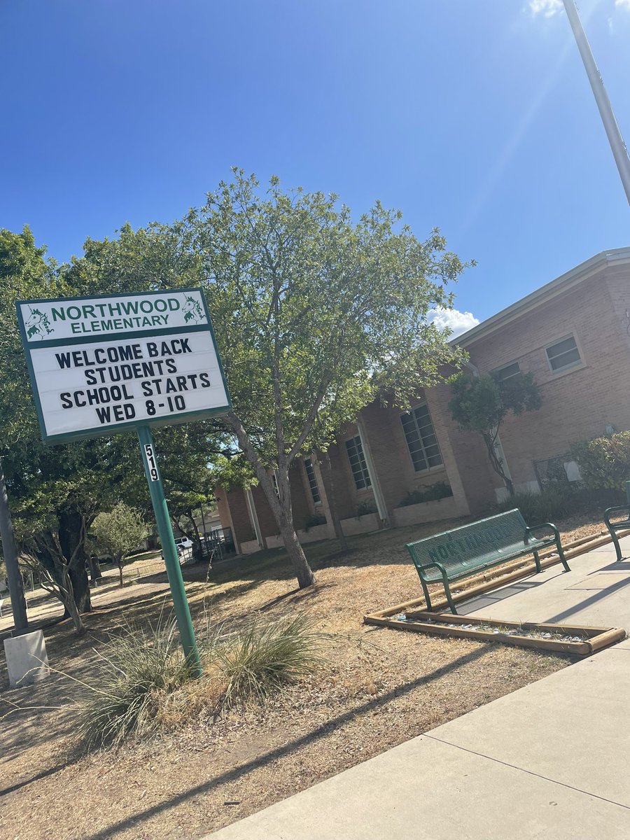 alisonlee31's tweet photo. It was a great first day at 
@northwoodneisd today! It was so busy this is the only picture I took. But- it was a fantastic first First Day as an AP! #theNEISDway #rootEDneisd #unicornsunited https://t.co/NEafecvLIb