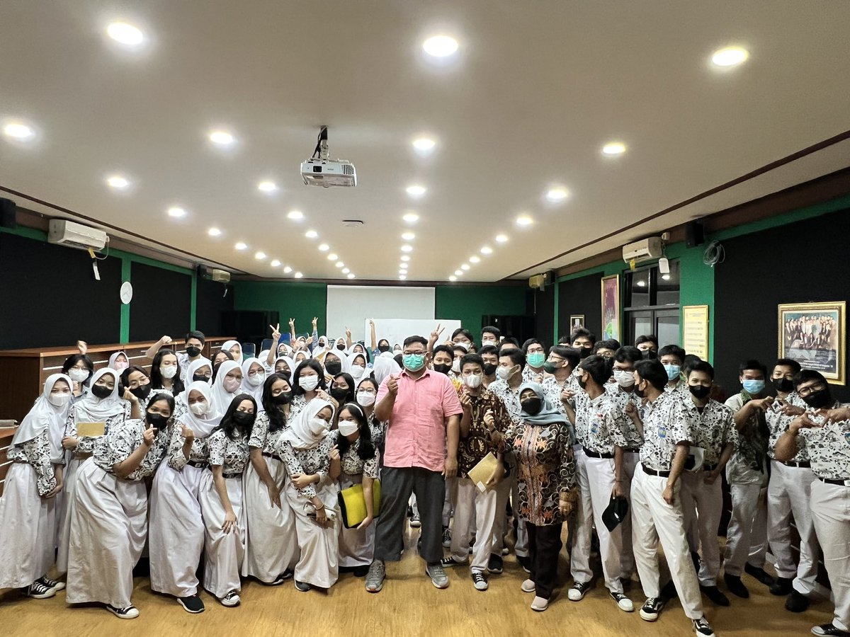 purnamandala's tweet photo. Gua gak tau sih cara melindungi kalian..
Edukasi yang tepat sangat penting untuk adik adik SMA 48, Kadang amalan gak harus dengan uang daja itu yang diajarkan ustadz, Ya amalan ilmu yang dipunya buat jaga kalian yang gua usahakan #Kebut 24 kelas π
https://t.co/YQWAtRx1Se