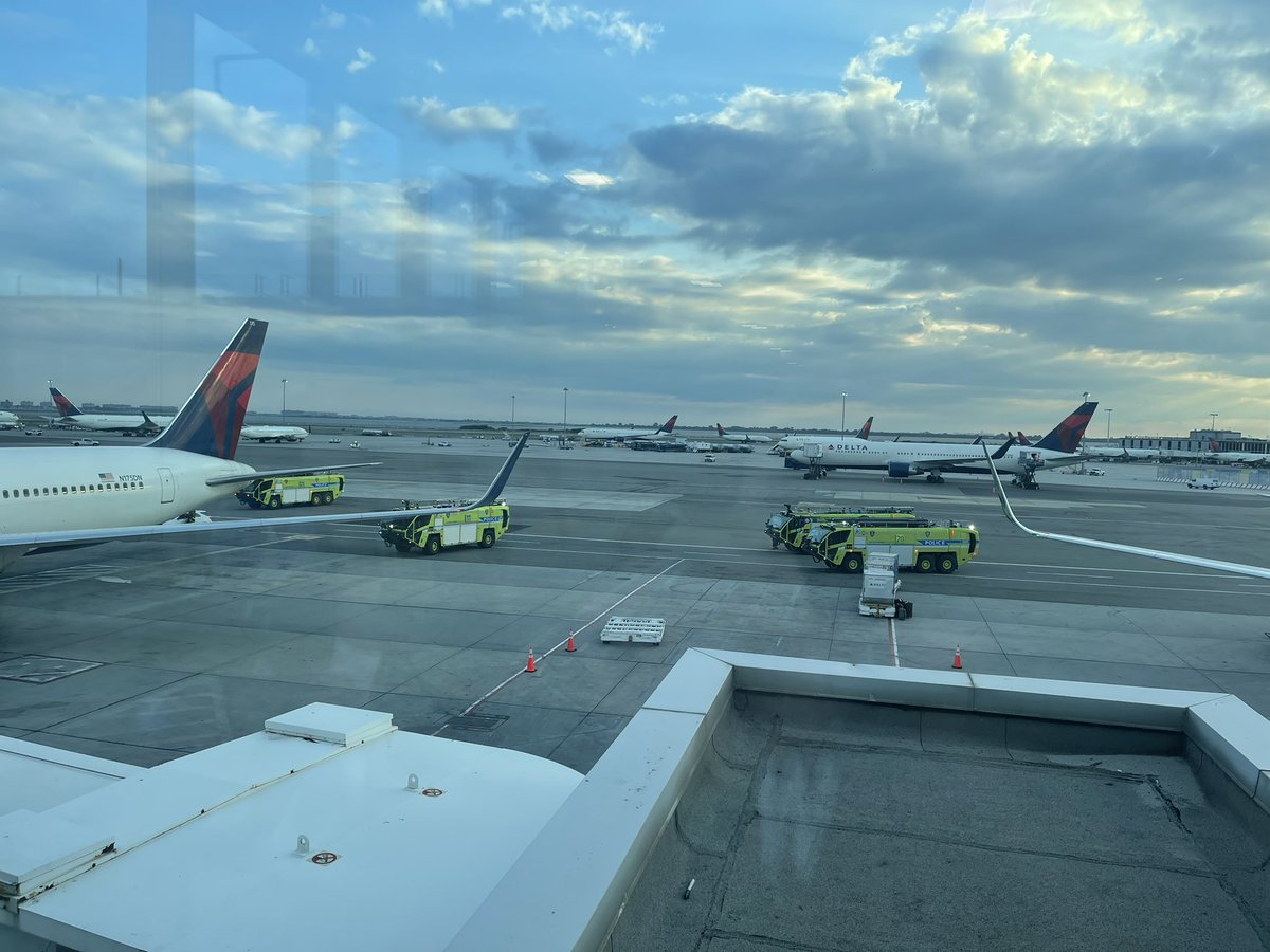 JSchwab901's tweet photo. @Delta @CNN @MSNBCDaily @foxnewsalert @nytimes My Delta flights makes an emergency landing tonight at JFK and they offered us nothing.  Took off after 2.5 hour delay with mechanical issues and never should have taken off.  Terrifying.  Flight crew gave us no updates. https://t.co/CoGCywuirA