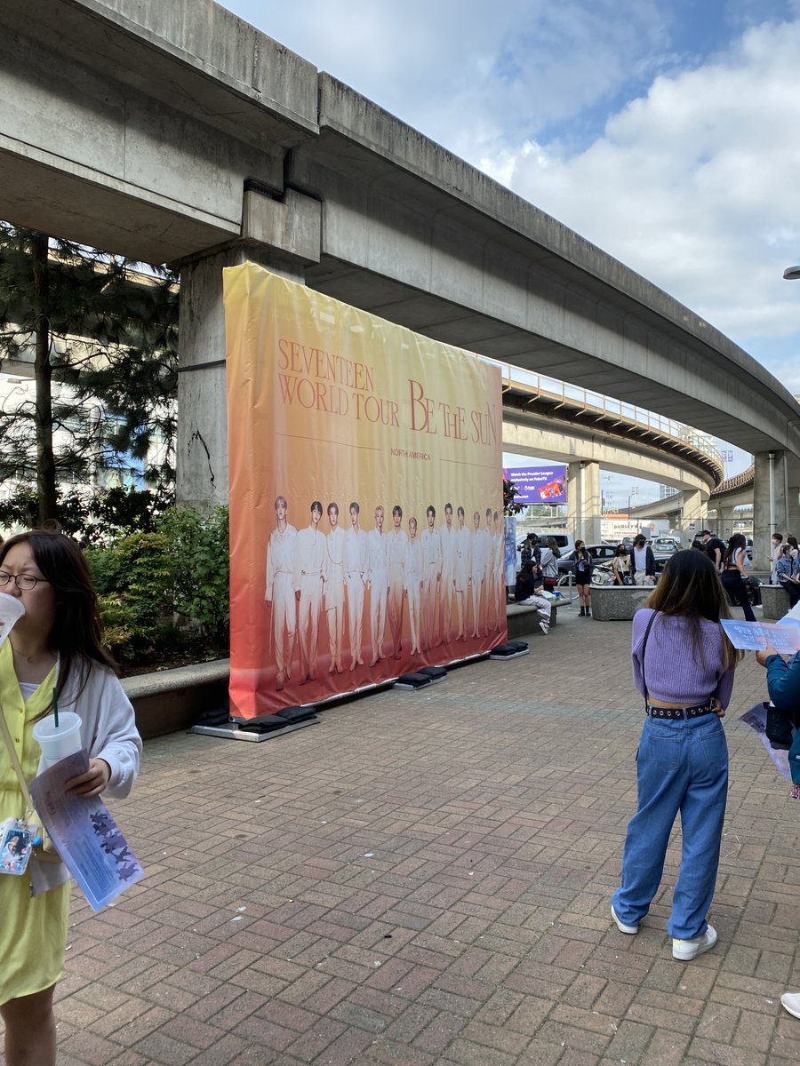 elysiandreamspr's tweet photo. multiple seventeen concerts and i failed to get a carat bong again but EXCITED #SEVENTEENinVancouver https://t.co/6IFKswUeOP