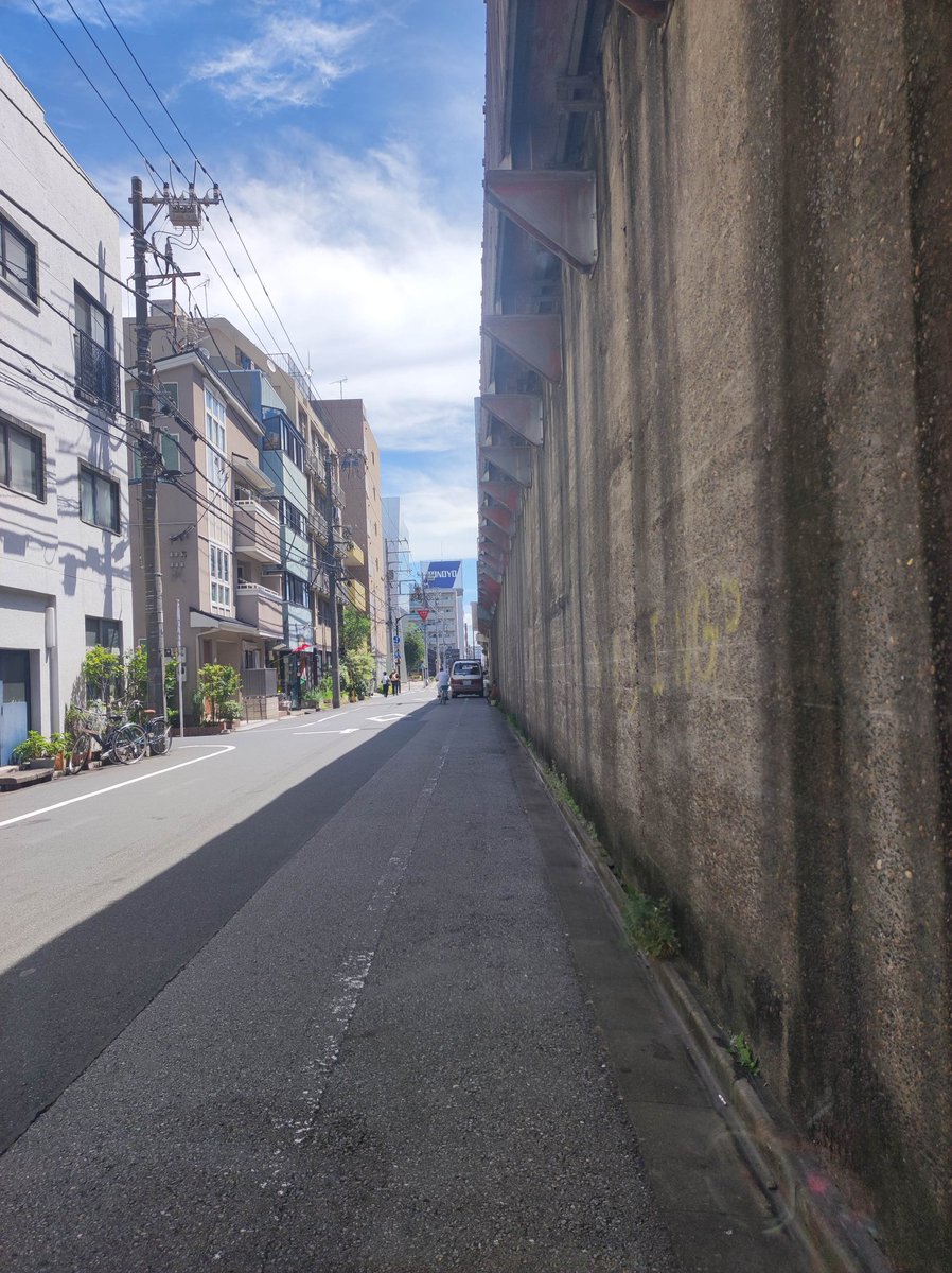 軽貨物関係の仕事をしていると日陰の待機所探しが必須です。
両国周辺の線路脇にはこんな最適な場所があります。
道幅は広く、一方通行なのでゆっくりできて重宝します。

kanto-support.com
#引っ越し #格安　#東京　#神奈川　#単身