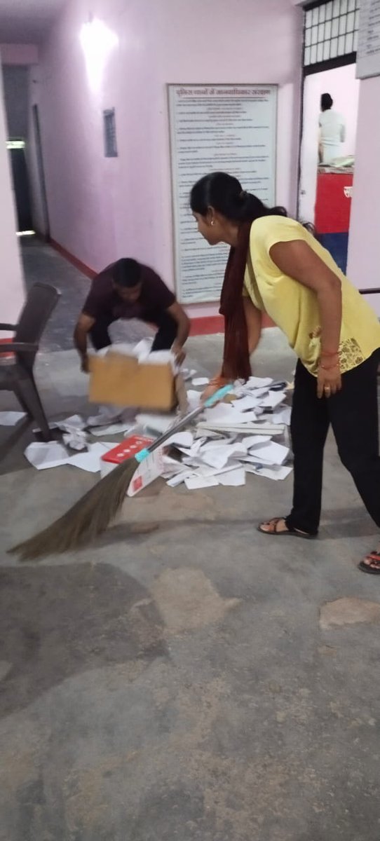 श्रीमान वरिष्ठ पुलिस अधीक्षक महोदय जनपद झाँसी के आदेश निर्देश के क्रम में आज दिनांक 11.08.2022 को थाना परिसर व कार्यालय में साफ सफाई की गयी ।
