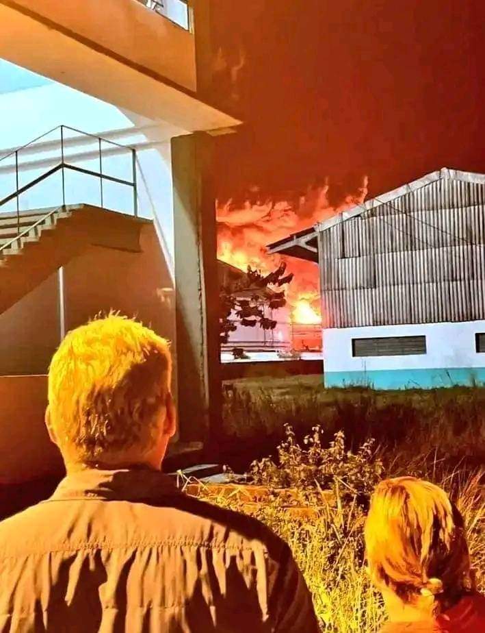 alex_studio1's tweet photo. @SuselyMorfaG @DiazCanelB @YoerkySanchez Hermosas y merecidas palabras dedicadas a nuestro Presidente @DiazCanelB y la magnifica comparación con #FidelPorSiempre porque indiscutiblemente nuestro invicto #ComandanteEnJefe está presente en él y así lo ve el pueblo de #Cuba cada vez que enfrenta una adversidad

#FuerzaCuba https://t.co/naxdgMUO9T
