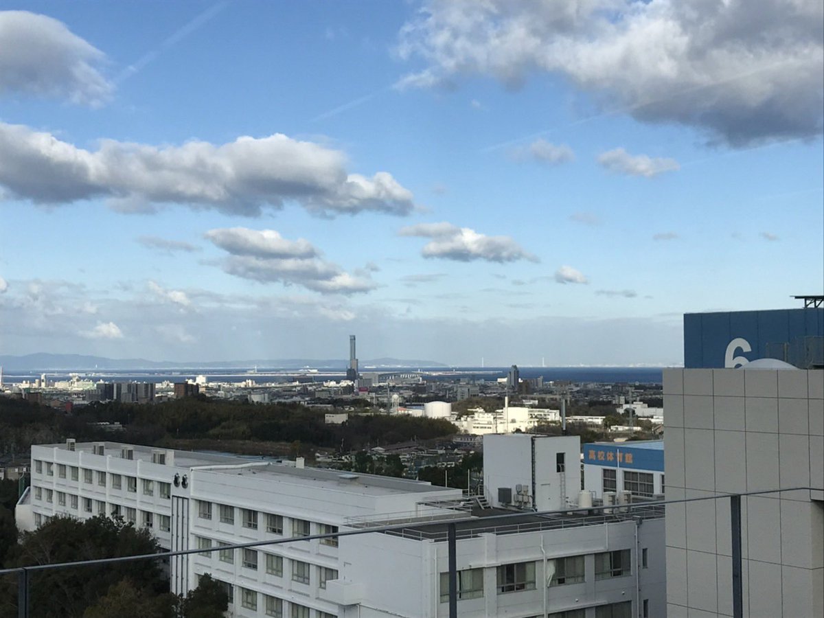 ouhs_sst's tweet photo. #山の日

大阪体育大学は山の中にあります⛰

また海までも近い🏖

んーいい景色！

学生SNSチーム🐻

#そうだったの大体大 #大体大 #大阪体育大学 https://t.co/0ZKvP7v76i