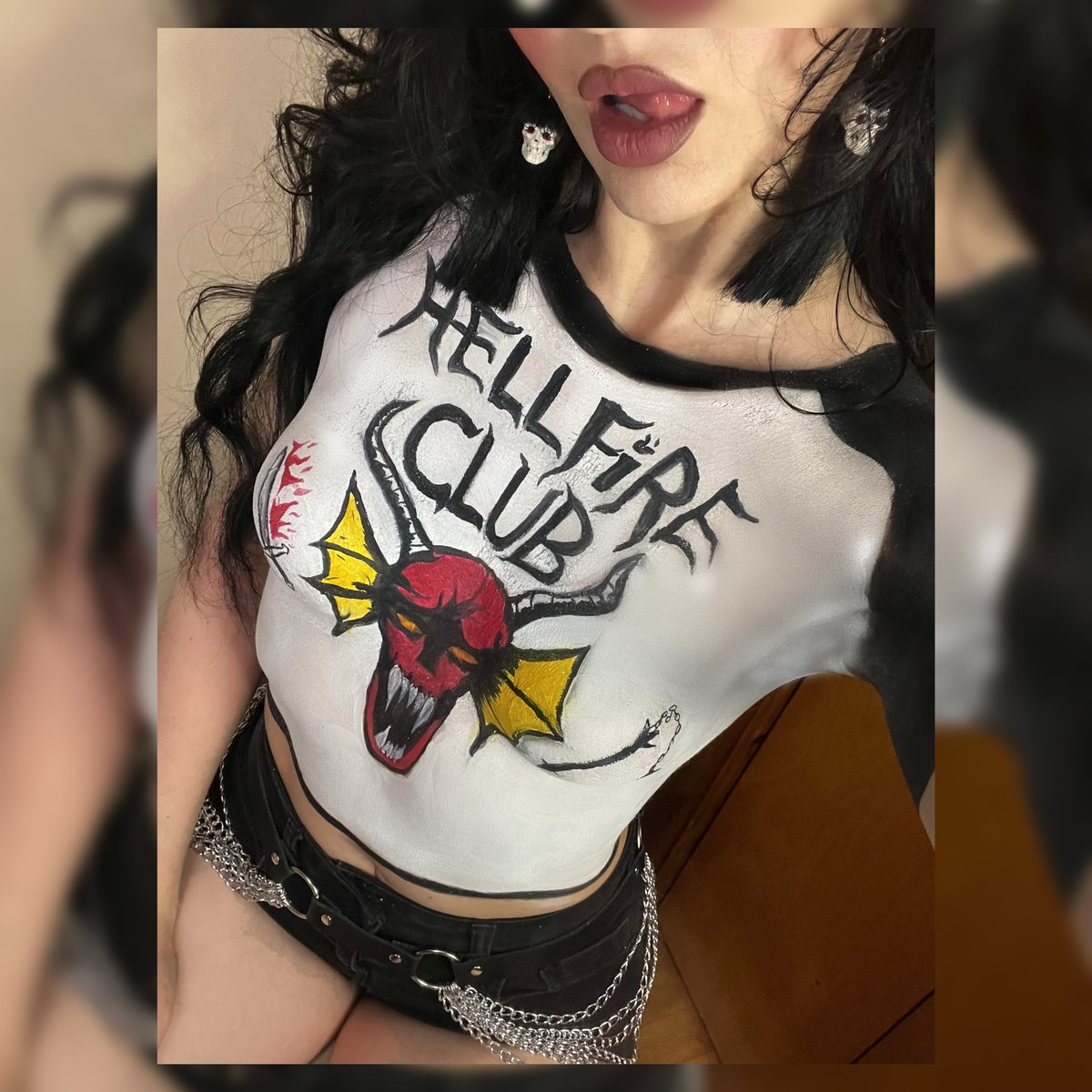 sammy_sfx's tweet photo. ⛓🔥THIS IS ALL PAINT🔥⛓#bodypaint #HellfireClub #eddiemunson #eddiemunsoncosplay #onlyfans #eddiemunsonfanfiction #onlyfansbodypaint #alt #darkhair #strangerthing #sammysfx #paintedclothes https://t.co/H5JQjOafRY