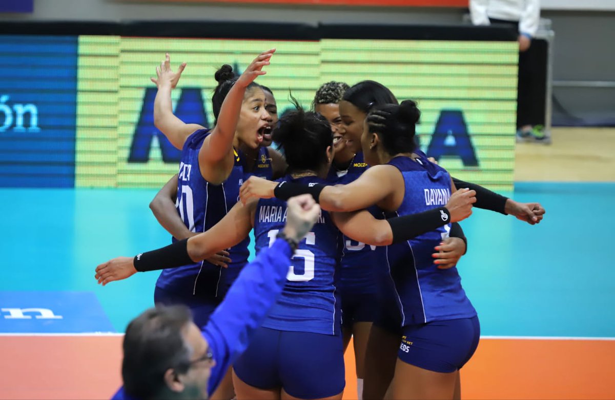 PauFresneda's tweet photo. ¡VICTORIA DE COLOMBIA Y CLASIFICACIÓN A LOS JUEGOS PANAMERICANOS! 

Las dirigidas por Antonio Rizola vencieron a su similar de Perú por 3 sets a 0. 25-21, curiosamente, quedaron los 3 sets. Mañana ante Argentina se cierra este clasificatorio. 

¡VAMOS, EQUIPO! ❤️🇨🇴👏🏾 https://t.co/VBFVJliNGP