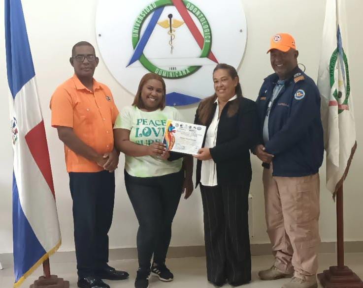 DefensaCivilPSD's tweet photo. La Regional Ozama  Clemencio Aquino y  equipo  capacitación y  médico, impartieron un taller de soporte vital con el Licenciado Josué Santana como facilitador.

certificó a los estudiantes de la universidad odontológica dominicana 

​En la defensa civil estamos para servir ¿Y tú? https://t.co/uPeNbg8Ade