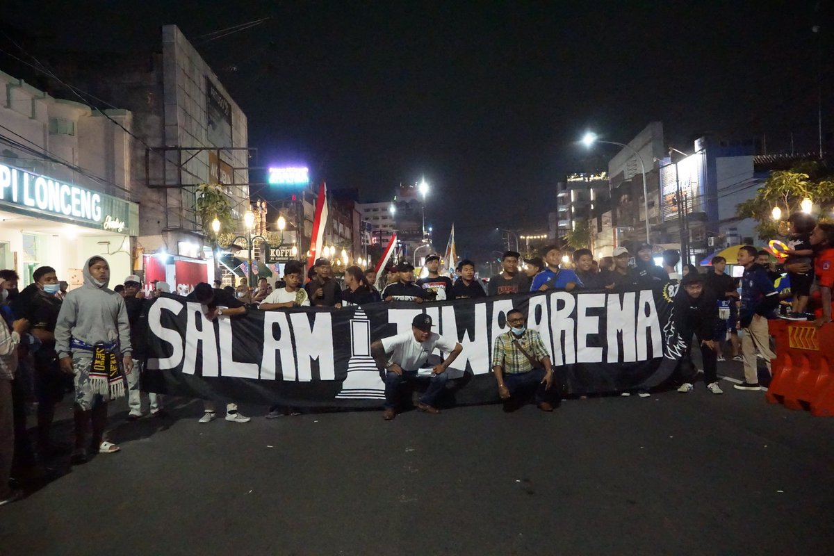 RinoLande23's tweet photo. Salam Satu Jiwa Arema !!!
Tamales Ngalu Nuhat 35th. Tetap Nyalakan Jiwa Jawara.

#rinolande #malangraya #malang #arema #aremafc #aremamalang #csr #socialresponsibility #tanggungjawabsosial #salamsatujiwa https://t.co/BejRmHQ7wG