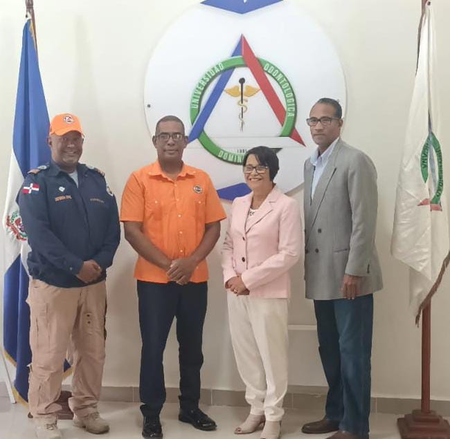 DefensaCivilPSD's tweet photo. La Regional Ozama  Clemencio Aquino y  equipo  capacitación y  médico, impartieron un taller de soporte vital con el Licenciado Josué Santana como facilitador.

certificó a los estudiantes de la universidad odontológica dominicana 

​En la defensa civil estamos para servir ¿Y tú? https://t.co/uPeNbg8Ade