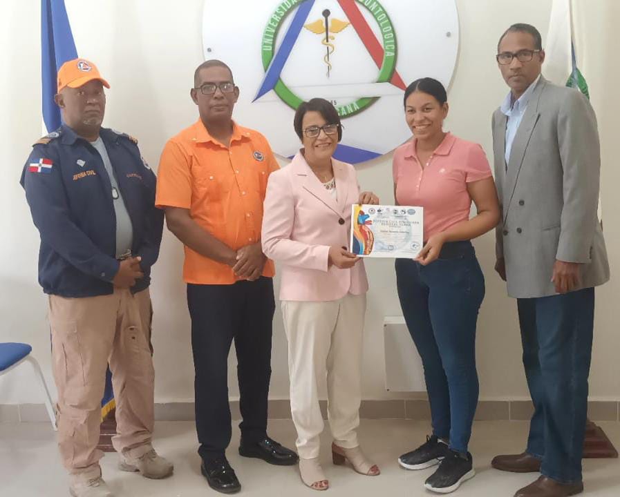 DefensaCivilPSD's tweet photo. La Regional Ozama  Clemencio Aquino y  equipo  capacitación y  médico, impartieron un taller de soporte vital con el Licenciado Josué Santana como facilitador.

certificó a los estudiantes de la universidad odontológica dominicana 

​En la defensa civil estamos para servir ¿Y tú? https://t.co/uPeNbg8Ade