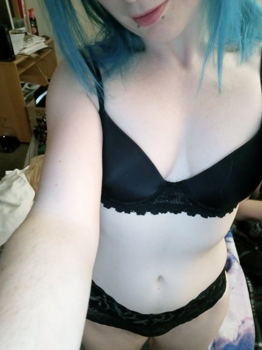 Made it to 1k!! I can't believe you guys!! 💙 &amp; rt this for a free month to my OnlyFans! Giving away 20<a href="/tag/smokingfetish"class="tags"><span>#smokingfetish</span></a>