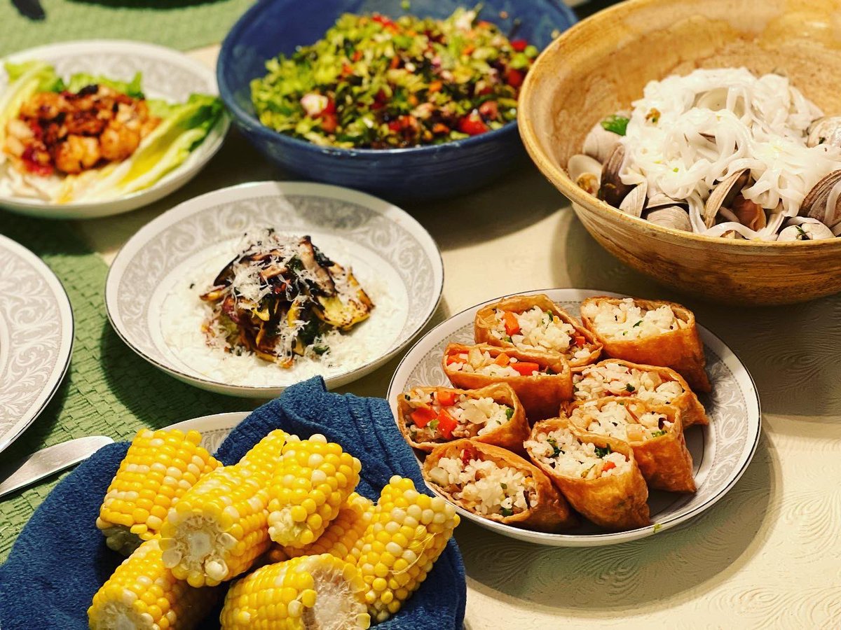 davidjlatt's tweet photo. Dinner in NJ with family. I get enormous joy making meals for my wife and her mom. They loved the #lobster, Jersey #corn, #inarisushi &amp; lobster, clams with lemongrass &amp; rice noodles &amp; the dessert plate of Hami melon, grapes &amp; cheese. #jerseyshore #dinnerwithfamily #homemadefood https://t.co/vY3Y7dTE7x