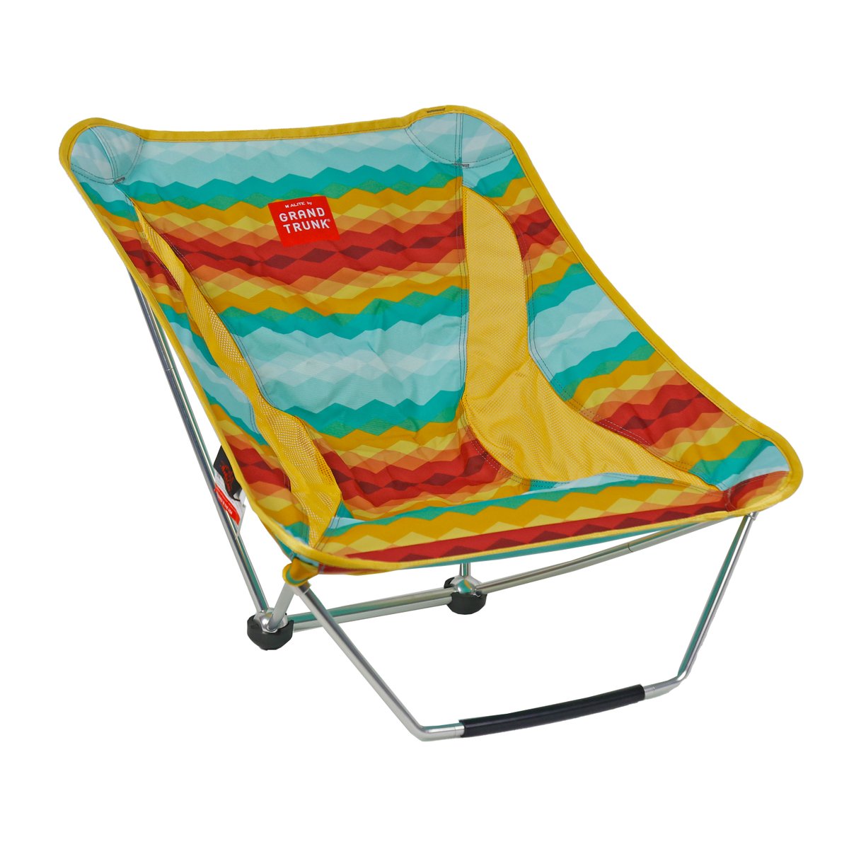 2つ目は皆さんお馴染みのメイフライチェアです✨

こちらはモナークチェアに前脚がついて地面に近い位置で安定感のあるコンパクトチェアになります！
前脚は着脱可能で、モナークのようにゆらゆら揺られるようなロッキング機能を持たせることも可能です😍

#ゆるキャン
#つなキャン