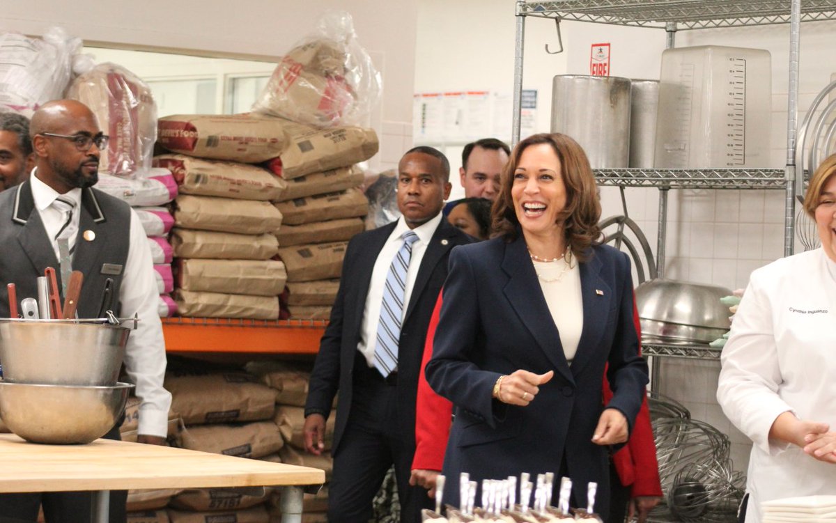Culinary226's tweet photo. RELEASE: Culinary Union had a good convo w/@VP about IRS Tip Allocation Rate &amp; housing/rent profiteering that is happening (especially in NV). We asked VP Kamala Harris to continue to stand with us &amp; take on these issues that working families are facing.

https://t.co/qpfONQhb3g https://t.co/W5ihXwFDfV