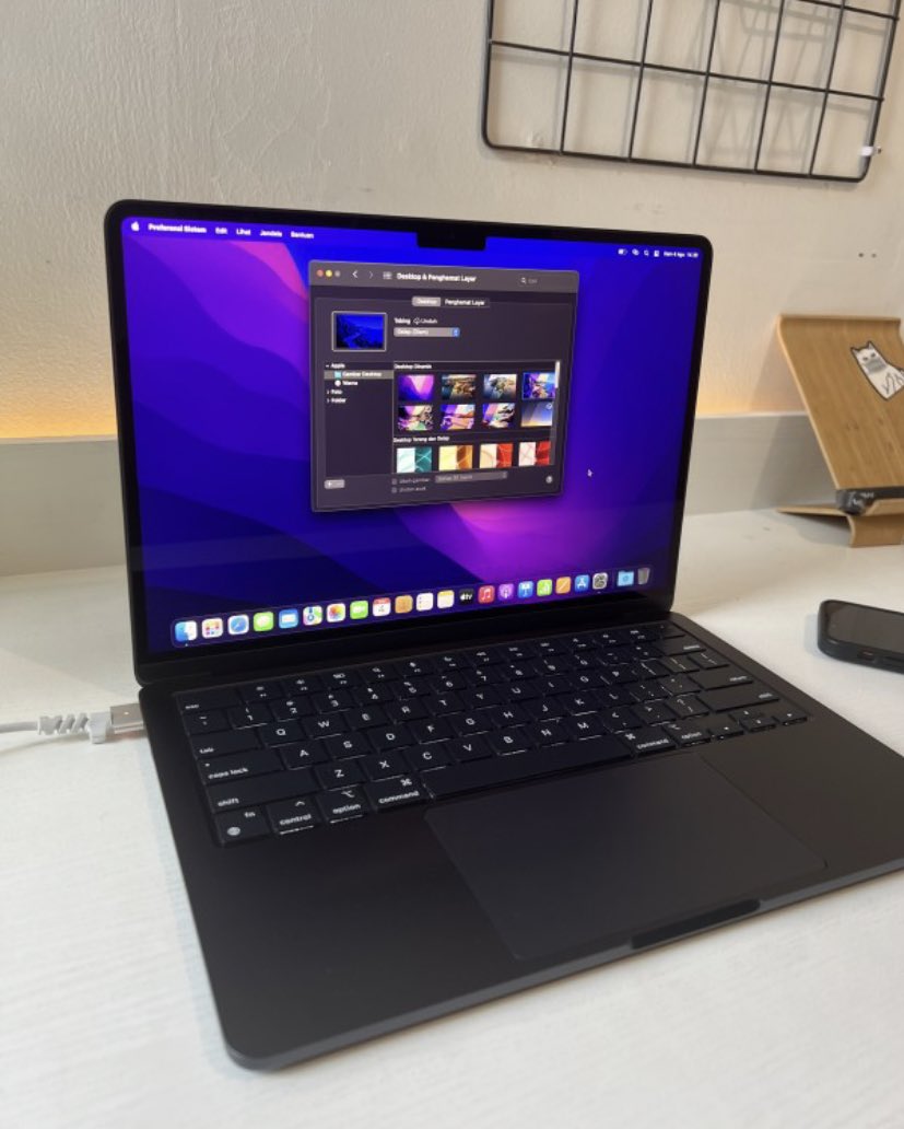 dewisutrisno_'s tweet photo. MacBook Air 2022 yang midnight dark terlihat jadi kayak Asus. https://t.co/ChHu8yNGIa