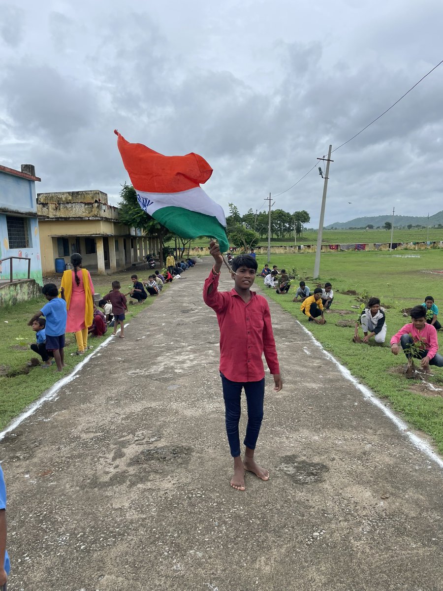 aclb_kb's tweet photo. Swatantra Bharath Vajrotsavalu festivities began with house to house #flagdistribution and celebrating #vanmahotsavam by setting up freedom parks. #75yearsofIndependence #AzadiKaAmritMahotsav  @Collector_KB @TelanganaCMO https://t.co/Tsu6rCBy9q